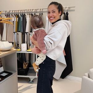 Süß: Lovelyn Enebechi wird von Sohn Levi auf Event begleitet