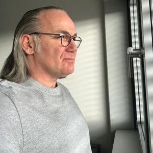 Völlig verändert: "Unter uns"-Luca rasiert sich den Bart ab