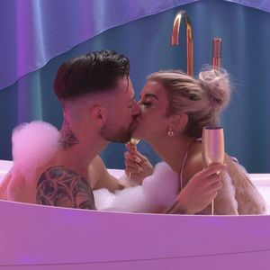 Schaum & Küsse: Bei "Love Island"-Luca und Jenny wird's hot!