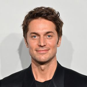 Mädels aufgepasst: Netflix-Hottie Lucas Bravo ist vergeben!