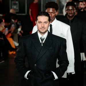 Blutiger Auftritt: Lucas Bravo läuft auf Paris Fashion Week!