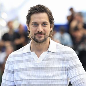 Lucas Bravo fliegt 14 Stunden, um seine Partnerin zu umarmen