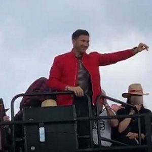 Lucas mittendrin: So ehrten Fans Costa (†) heute in Hamburg