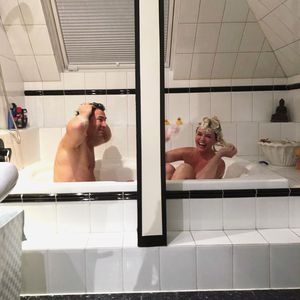 Herrlich normal: Dani und Lucas hocken zusammen in der Wanne
