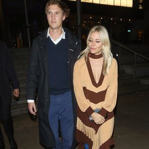 Insider bestätigt: Sienna Miller ist mit ihrem Lucas verlobt