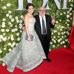 Danny DeVitos Tochter Lucy hat ihren Partner geheiratet