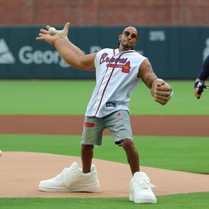 Ludacris verwirrt bei Pitch für Atlanta Braves mit XXL-Armen