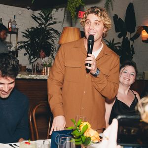 Ohne Ehering gesichtet: Lukas Gage wirkt nach Trennung happy