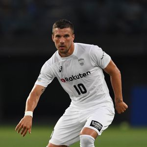 Poldi lädt ein: Diese Promis kicken für den guten Zweck