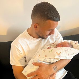 "Papas Mädchen": Lukas Podolski teilt erstes Foto mit Baby