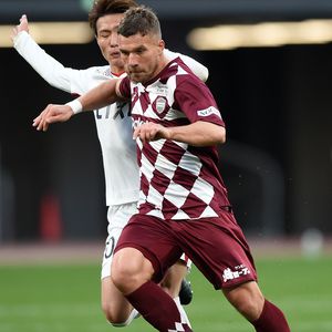 Lukas Podolski auf fremdem Terrain: Er wird zum Sumo-Ringer!