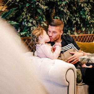 Wie David Beckham: Poldi küsst seine Tochter auf den Mund