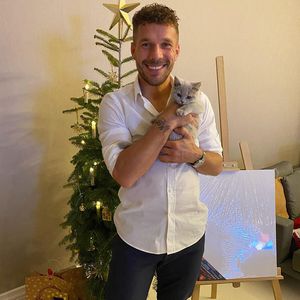 So flauschig! Hier knuddelt Lukas Podolski seine Kätzchen