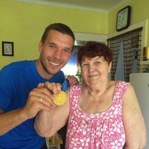 Emotionaler Abschied: Lukas Podolskis Oma ist verstorben