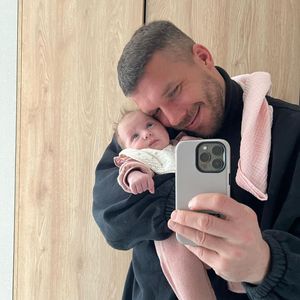 Wie süß! Lukas Podolski knuddelt seine jüngste Tochter!