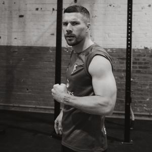 "Harte Arbeit": Lukas Podolski präsentiert krassen Bizeps