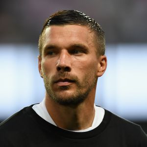 Lukas Podolski weint bittere Tränen beim Abschiedsspiel