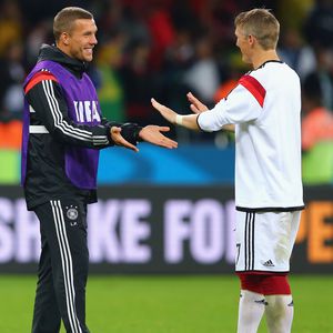 Zum Küssen: Poldi feiert immer noch mit WM-Pokal