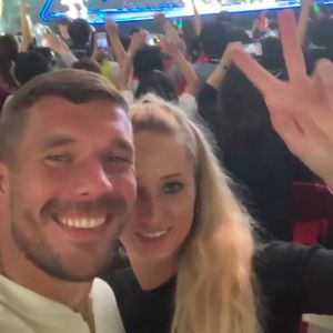 Niedlich! Hier führt Poldi Monika zu den Backstreet Boys aus