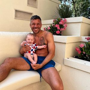 Stolzer Papa: Lukas Podolski strahlt mit Baby um die Wette!