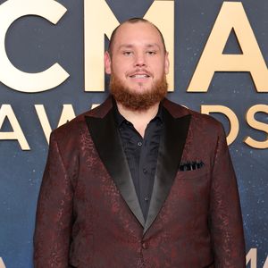 Luke Combs und seine schwangere Frau posieren auf Red Carpet