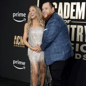 Luke Combs' Frau präsentiert stolz Babybauch auf Red Carpet