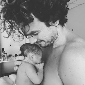 Ein Junge! Netflix-Star Luke Cook ist erstmals Papa geworden