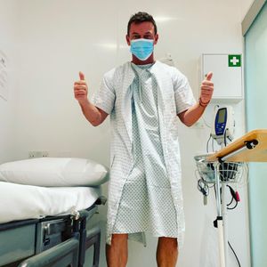Großer Schock: Luke Evans postet Selfie aus dem Krankenhaus