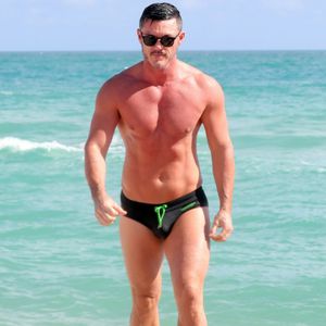 Sexy Anblick: Luke Evans trägt am Strand enge Mini-Badehose