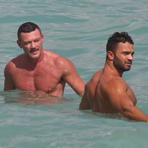 Entlarvt! Das ist Strand-Flirt von "Hobbit"-Star Luke Evans!