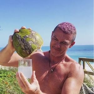 Farbenfrohes Umstyling: Luke Evans hat jetzt pinke Haare