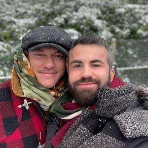 Total selten: Schauspieler Luke Evans teilt Pic mit Freund!