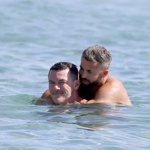 Heiße Küsse im Meer: Luke Evans schmust mit seinem Neuen!