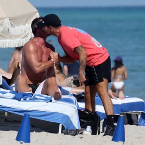 Neuer Freund? Luke Evans wird von unbekanntem Mann geküsst