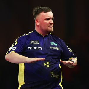 Luke Littler (17) bricht nach Darts-Rekord in Tränen aus