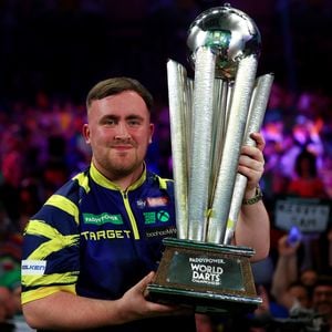 Luke Littler (18) wird zum zweiten Mal Darts-Weltmeister