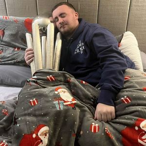 Wie Messi: Darts-Wunderkind Luke Littler kuschelt mit Pokal