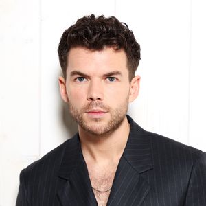 So hat sich Luke Newtons "Bridgerton"-Rolle Colin verändert