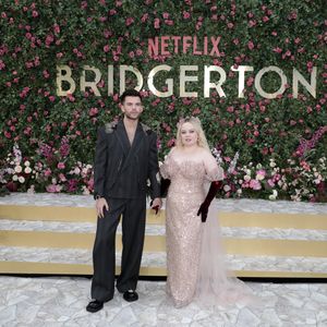 "Bridgerton"-Promo? Nicola Coughlan und Luke halten Händchen