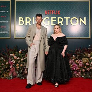 Luke Newton und Nicola begeistern auf "Bridgerton"-Event!