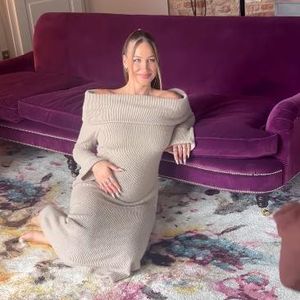 Beim Shooting: Lulu Lewe präsentiert stolz ihren Babybauch