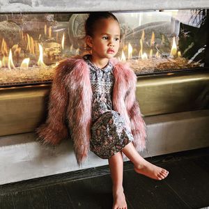 Ladylike: Chrissy Teigens Tochter (3) posiert wie eine Große