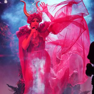 Lydia Kelovitz flasht mit ihren Outfits im DSDS-Halbfinale