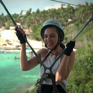 Skurril? Alina kuschelt bei "M.O.M" mit Baum statt mit Mann