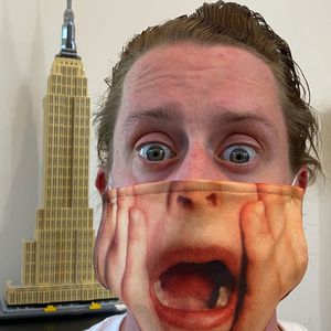 Der Brüller! Macaulay Culkin trägt sich selbst als Maske