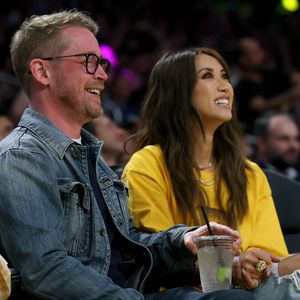 Macaulay Culkin und seine Brenda strahlen bei Lakers-Spiel