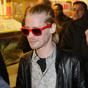 Knutsch-Attacke! Macaulay Culkin küsst einen Mann