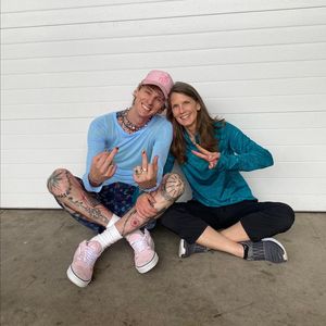 Sie verließ ihn mit neun Jahren: MGK trifft seine Mutter