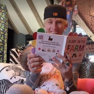 An Geburtstag: MGK kuschelt in süßem Video mit Baby Saga