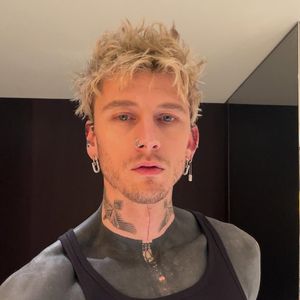 Saga feiert 1. Geburtstag: MGK berührt mit Privataufnahmen